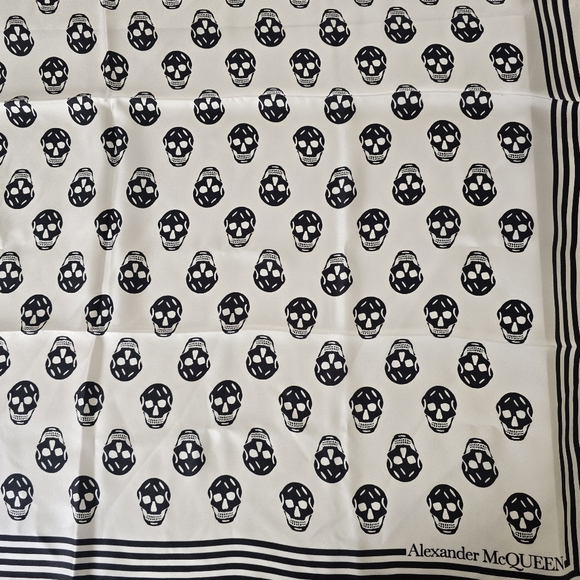 Alexander McQueen Skull Silk Scarf White - Picture 4 of 6